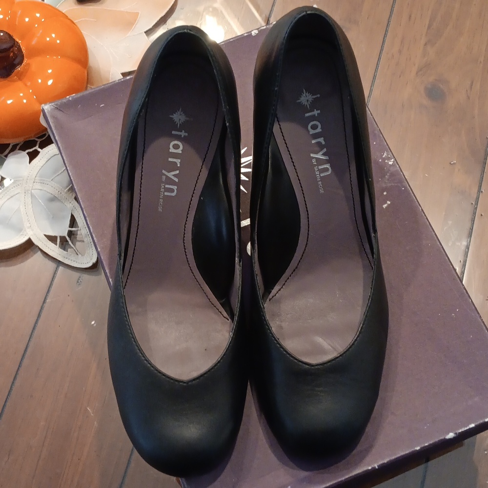 Taryn Rose Classic Black Heels, Steppin Out Shoes, Business, casual,vintage - Picture 6 of 7